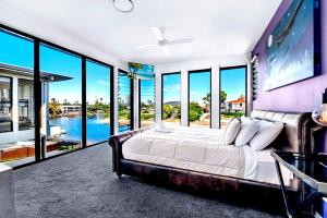 黄金海岸Bluewater Oasis的一间配有大床和大窗户的卧室 更多23张照片