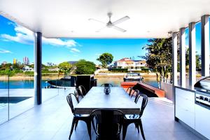Una cocina y un comedor con mesa y sillas. en Bluewater Oasis, en Gold Coast