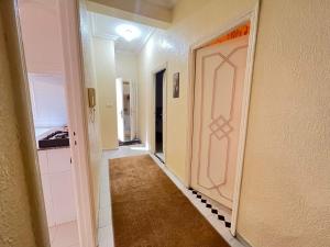 a hallway with a door in a room at Residence Diar Kisane in Marrakech