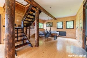 Palanda nebo palandy na pokoji v ubytování Leśny Wyraj