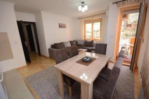 un salon avec une table et un canapé dans l'établissement Center 4U, à Vrnjačka Banja 1 autre photo