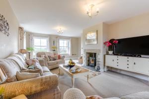 Werringtonにある3 Bed in Yeolmbridge 41848のソファと薄型テレビのあるリビングルーム