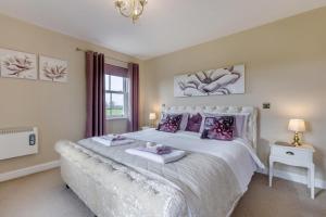 Werringtonにある3 Bed in Yeolmbridge 41848の大きな白いベッドと枕が2つある寝室