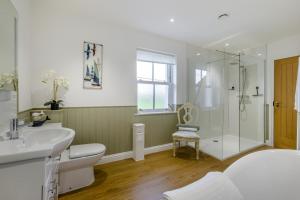 Werringtonにある3 Bed in Yeolmbridge 41848のシャワー、トイレ、洗面台を備えたバスルーム +31枚の写真