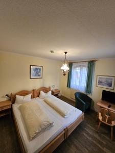 a bedroom with a bed and a desk with a laptop at Braukeller Fattigau in Oberkotzau