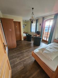 a bedroom with a bed and a desk and a table at Braukeller Fattigau in Oberkotzau