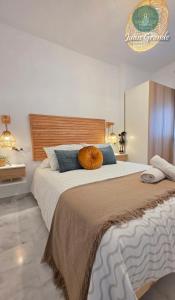 Una cama o camas en una habitación de Apartamentos Turísticos Juan Grande by Sanlúcar Housing