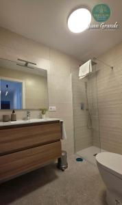 Un baño de Apartamentos Turísticos Juan Grande by Sanlúcar Housing