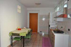 Kuchyňa alebo kuchynka v ubytovaní La Specchia
