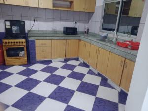 Η κουζίνα ή μικρή κουζίνα στο Cosy ensuite room,in a spacious apartment near CBD TF1