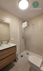 Un baño de Apartamentos Turísticos Juan Grande by Sanlúcar Housing 53 fotos más