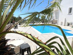 eine Palme vor einem Pool in der Unterkunft Villa Evangelia in Karavádhos