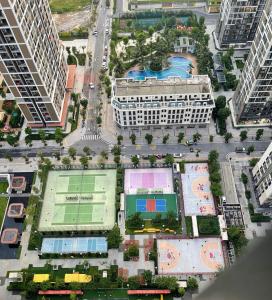 an aerial view of a city with buildings and a tennis court at Hommit - Căn hộ View Bể Bơi 3 Phòng ngủ, 2 vệ sinh - Tòa Masteri A, Vinhomes Smart City in Phú Thú