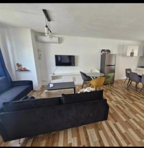 una sala de estar con un sofá y una mesa en STBJ Premium Villa, en Flic en Flac 11 fotos más