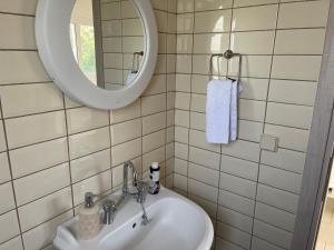 ein Badezimmer mit Waschbecken und Spiegel in der Unterkunft Villa Evangelia in Karavádhos + 81 Fotos