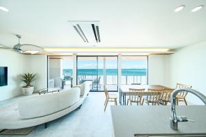 ein Wohnzimmer mit einer Couch und einem Tisch und Stühlen in der Unterkunft Sunny Life Villa Awaji - Vacation STAY 63073v in Akashi