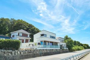 eine Reihe von Häusern am Straßenrand in der Unterkunft Sunny Life Villa Awaji - Vacation STAY 63073v in Akashi