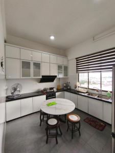 Kuchyň nebo kuchyňský kout v ubytování RoomB w attached bathroom w bathtub