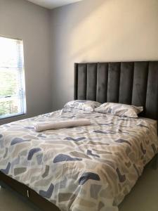 Giường trong phòng chung tại Serenity at Urban Space