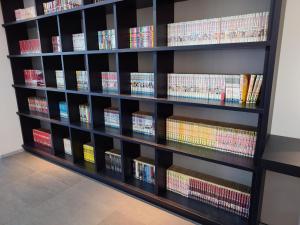 苅田町にあるHotel Calm Place - Vacation STAY 69245vの図書館本棚 +8枚の写真