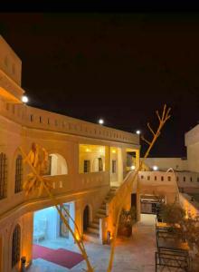 een gebouw met 's nachts een trap ervoor bij Beylerbeyi Butik Otel in Midyat