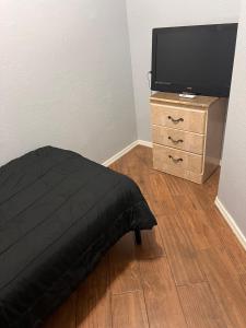 Μια τηλεόραση ή/και κέντρο ψυχαγωγίας στο West Valley Tiny Room Bennet