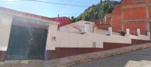 a building with a green door on the side of it at Casita Vacacional in Copacabana