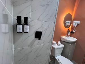 Ένα μπάνιο στο 104 Y 107 Estudio primer piso con escritorio +3 φωτογραφίες