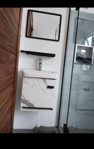 un baño con lavabo y espejo en STBJ Premium Villa, en Flic en Flac