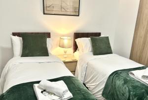 Postel nebo postele na pokoji v ubytování Guest and the City - Group Bookings