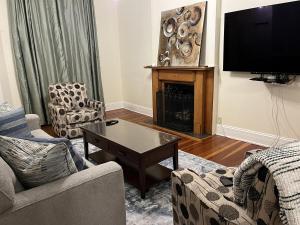 ein Wohnzimmer mit Kamin und Fernseher in der Unterkunft Cozy home in Soulard in Saint Louis