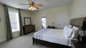 ein Schlafzimmer mit Bett und Deckenventilator in der Unterkunft Cozy home in Soulard in Saint Louis