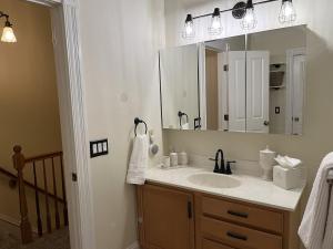 ein Badezimmer mit Waschbecken und Spiegel in der Unterkunft Cozy home in Soulard in Saint Louis + 14 Fotos