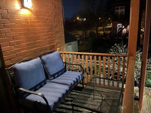 eine Bank, die nachts auf einer Veranda sitzt in der Unterkunft Cozy home in Soulard in Saint Louis