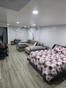 Ένα ή περισσότερα κρεβάτια σε δωμάτιο στο Recently Remodeled 4 bedroom home in Topeka KS