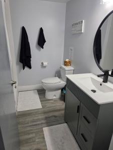 Ένα μπάνιο στο Recently Remodeled 4 bedroom home in Topeka KS