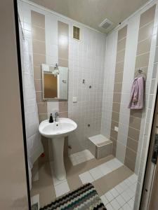 Koupelna v ubytování Free Pick up service Airport Apartment