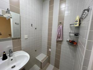 une salle de bain blanche avec un lavabo et des toilettes dans l'établissement Free Pick up service Airport Apartment, à Bina