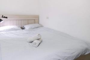 Postel nebo postele na pokoji v ubytování סטודיו חדש נשימה מחוף הים בוגרשוב