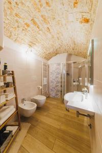 Ένα μπάνιο στο MILESTONES FAMILY SUITE - Rione Monti +35 φωτογραφίες