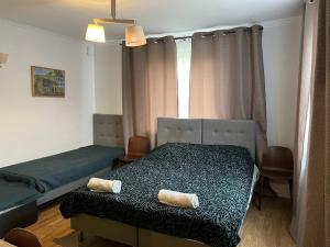 een slaapkamer met twee bedden en een raam bij Fajna Kwatera Warszawa in Warschau