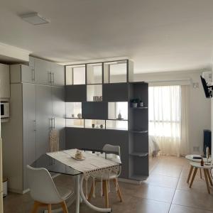 a dining room with a table and chairs at Aire de Mar II - Alojamientos Necochea in Necochea +10 photos