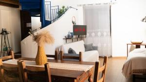 una sala de estar con una mesa y un sofá en Appartamento in Centro Storico a Termini Imerese - Eden Holiday Home, en Termini Imerese