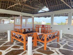 Firas Village في واتامو: غرفة بأربعة كراسي وطاولة