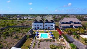 Firas Village في واتامو: منظر جوي لمنزل به حوض سباحة