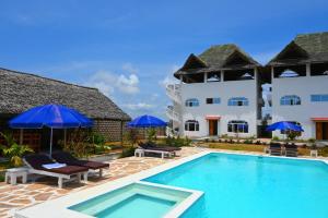 Firas Village في واتامو: منتجع فيه مسبح ومظلات زرقاء