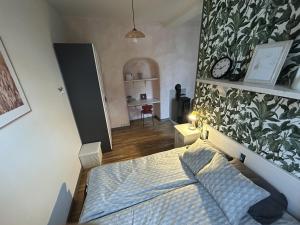 een slaapkamer met een bed en een muur met planten bij Apartment Kopli 78 in Tallinn