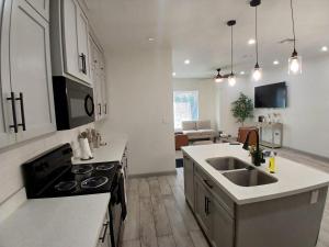 Η κουζίνα ή μικρή κουζίνα στο beautiful townhome in the brownsville area +2 φωτογραφίες