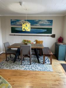 une salle à manger avec une table et des chaises en bois dans l'établissement Eastside Abode - Local Living Weekly & Monthly Rentals Only Contact for Monthly Rates, à Grand Haven 21 autres photos