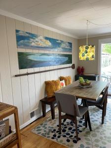 une salle à manger avec une table et des chaises en bois dans l'établissement Eastside Abode - Local Living Weekly & Monthly Rentals Only Contact for Monthly Rates, à Grand Haven